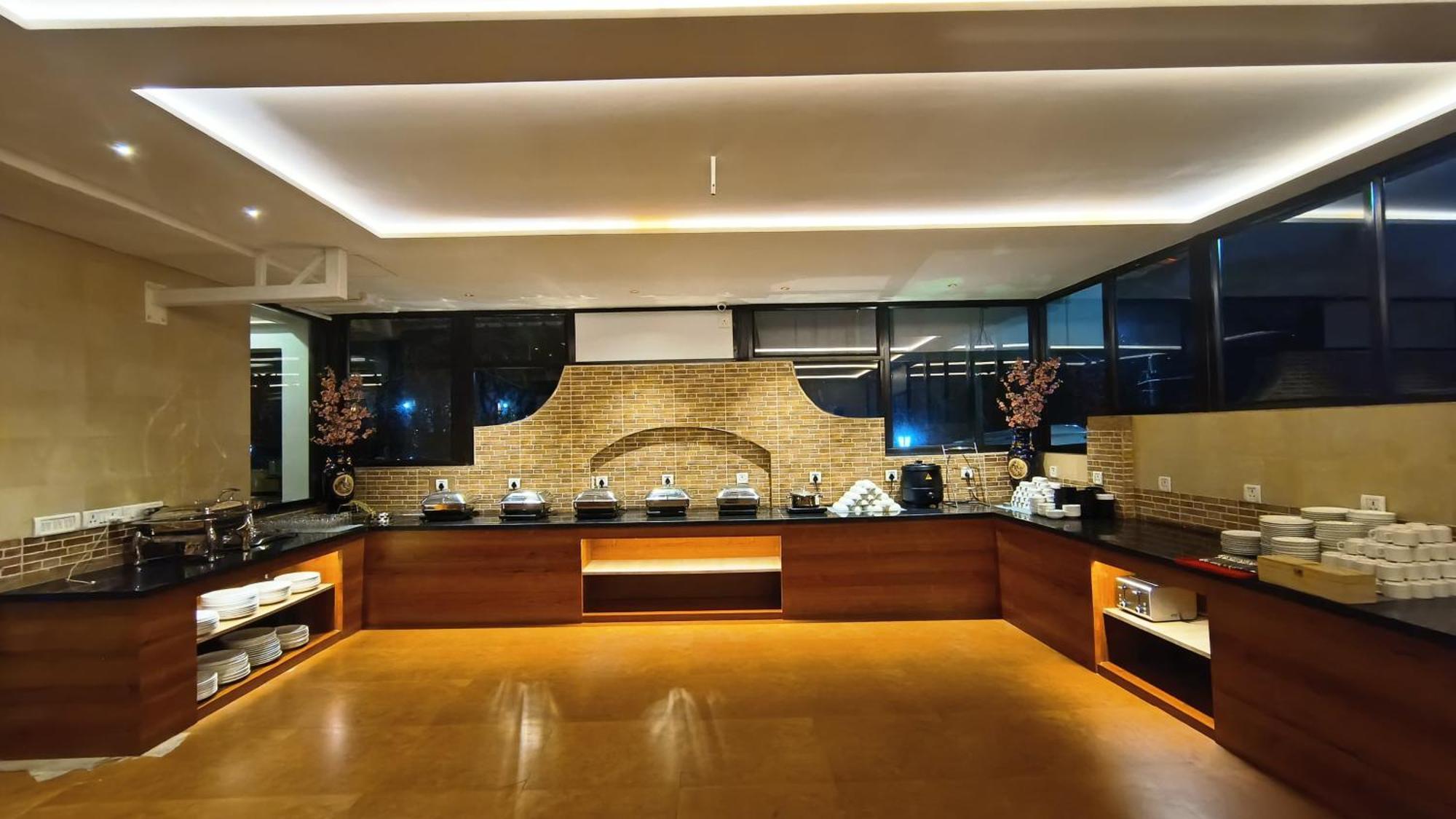 Golden Landmark Green Valley Beach Resort Dona Paula Εξωτερικό φωτογραφία