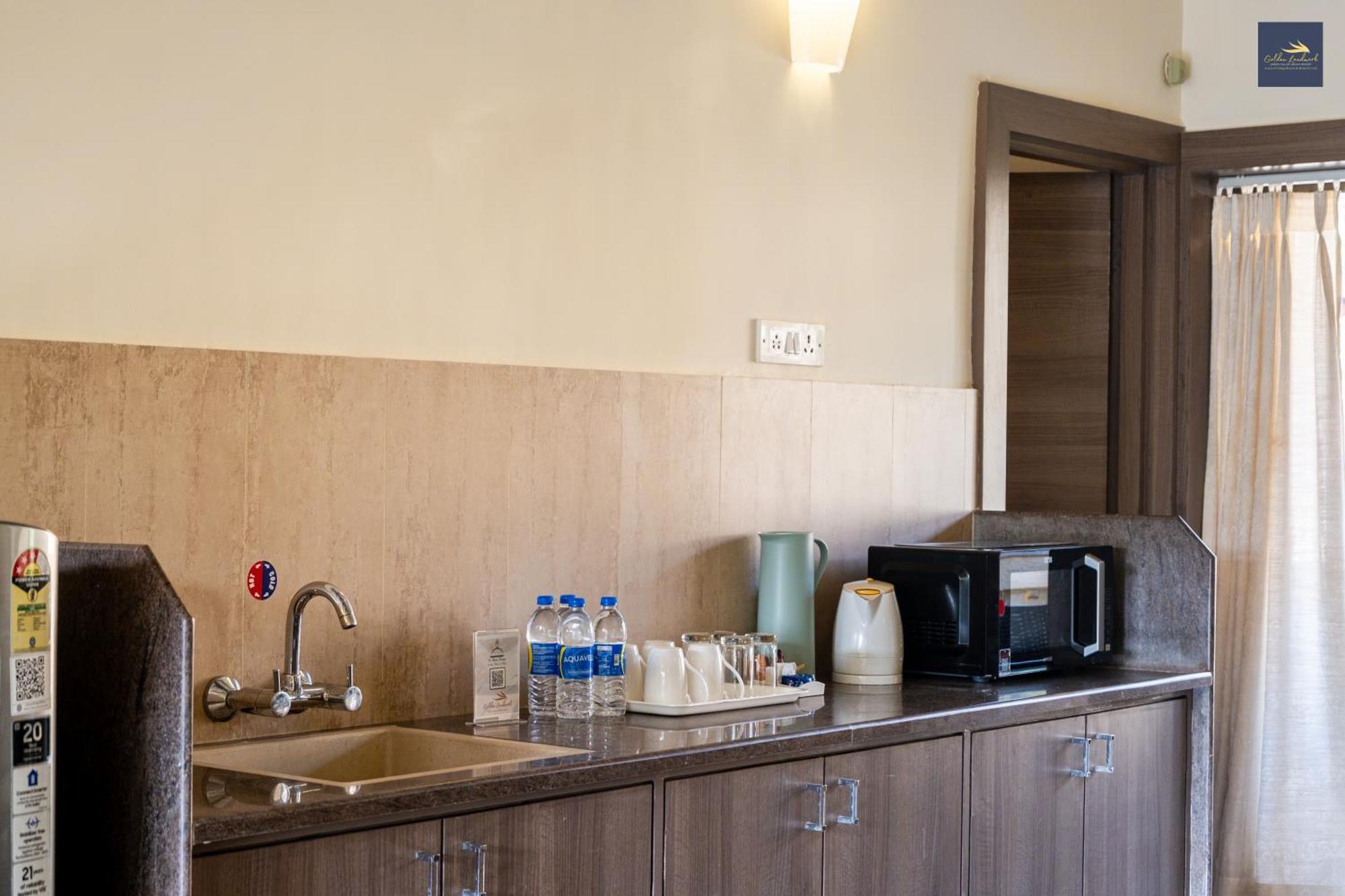 Golden Landmark Green Valley Beach Resort Dona Paula Εξωτερικό φωτογραφία